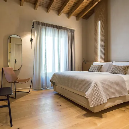Πανσιόν Consolato Boutique 4*