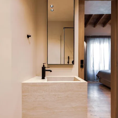 Πανσιόν Consolato Boutique 4*