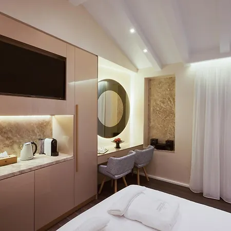 Πανσιόν Consolato Boutique 4*